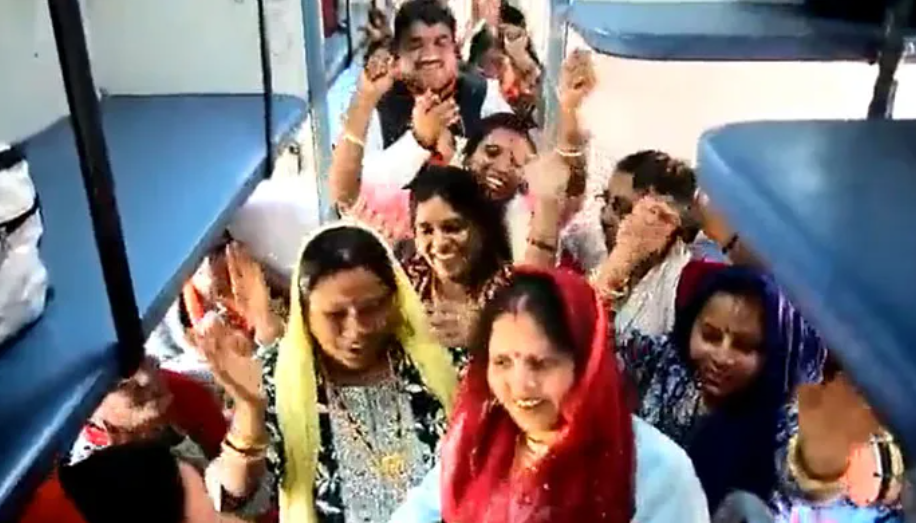 Hindu pilgrims singing bhajans denigrated by Muslim 'journalist', other Muslims drew false equivalence to namaz in public places