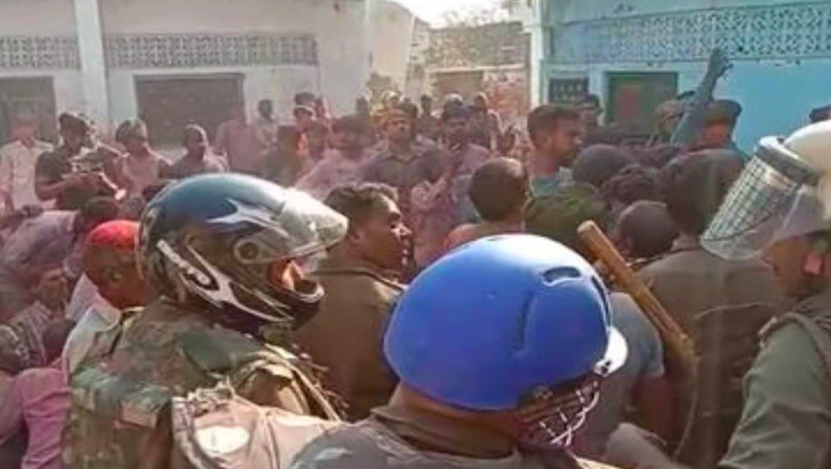 Muslim woman throws brooms and pelts stones at Hindu group celebrating Holi