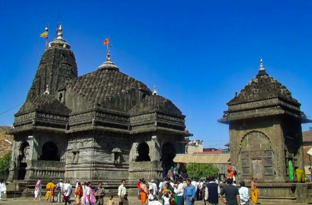 Muslim mob tries to barge into Trimbakeshwar Temple and offer "chadar" on Shivling