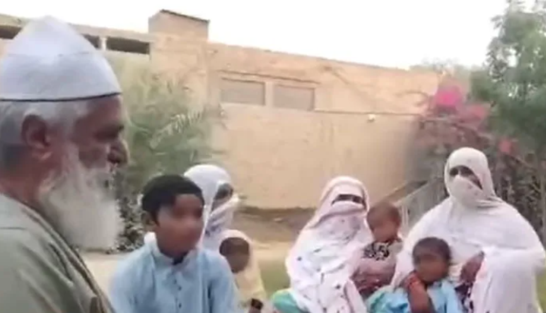 Pir Mian Javed Ahmed converts eleven Hindus to Islam in Pakistan