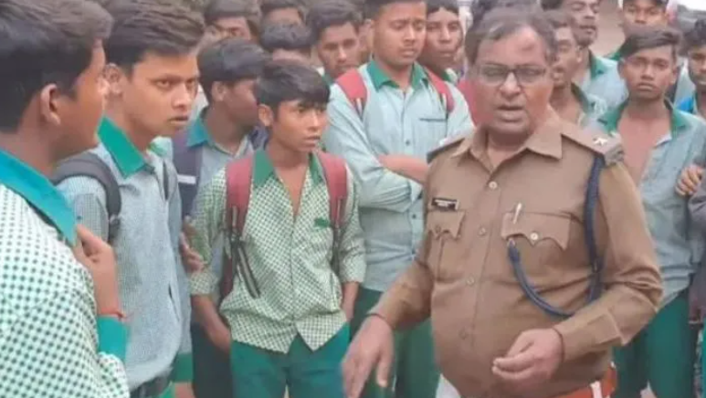 Muslim mob forces school girls to to chant ‘Islam Zindabad’, assaults and molests them when they refuse
