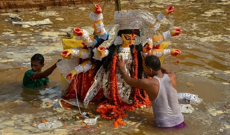 Stones pelted from rooftops during Durga Puja idol immersion procession in Sahibganj; bike set on fire