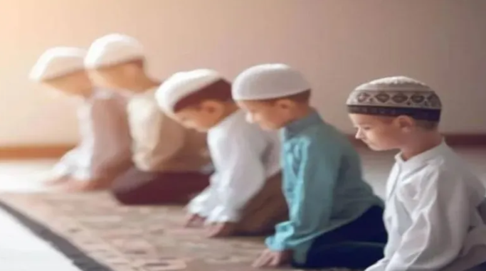 Non-Muslim children made to wear Islamic caps and practice Namaz on Bakrid