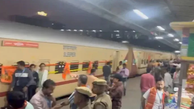 Stone pelting on the ‘Aastha Special’ train from Surat to Ayodhya