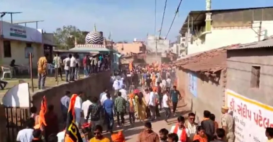 Lord Ram’s procession pelted with stones while it passed through a mosque in Vadodara