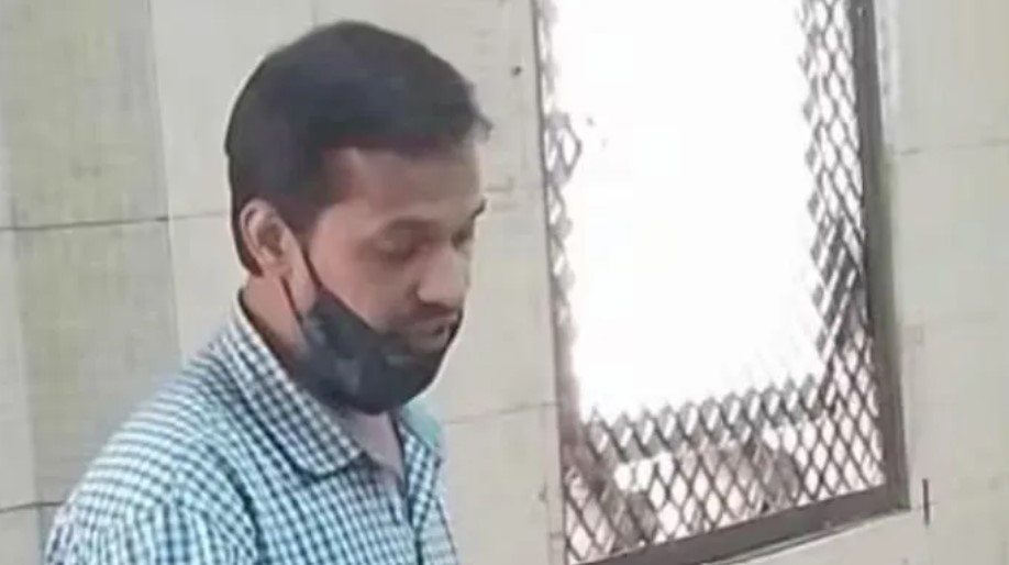 Muslim man attempts to convert Hindu caretaker of a night shelter by offering him govt job and money,  makes derogatory remarks about Hinduism, threatens with beheading if they did not convert