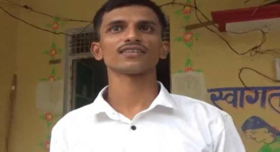 Hindu youth converts to Islam under the influence of his Muslim friend; starts pressurising his family members to embrace Islam 