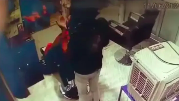 Barber Mohammad Zaid of Lucknow massages Hindu customer's face with his spit, arrested