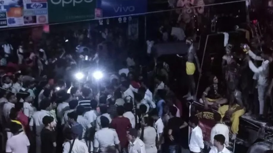 Ganpati Visarjan procession passing through Muslim dominated area attacked with acid