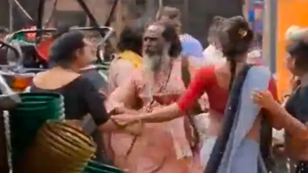 Three sadhus attacked by a gang of eunuchs in Shahjahanpur, Sharif and 3 others booked for threatening to kill them