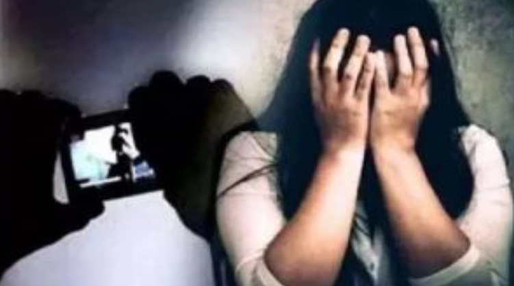 Sagir Ansari disguises as a Hindu to trap a female police officer in Patna, harasses her when his identity is revealed