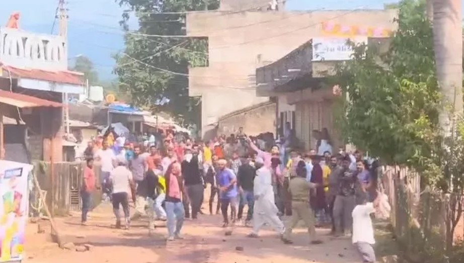 Shaurya Yatra attacked by Muslim mob while passing through a Muslim colony