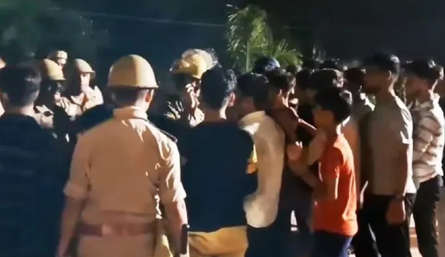 Students hands broken for wearing Kalava, forcibly made to shout slogans of "Pakistan Zindabad", pictures of Gods and Goddesses torn