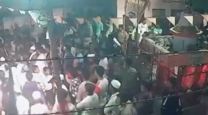 Muslim mob chants ‘Sar Tan Se Juda’ during Muharram procession outside a Hanuman Temple