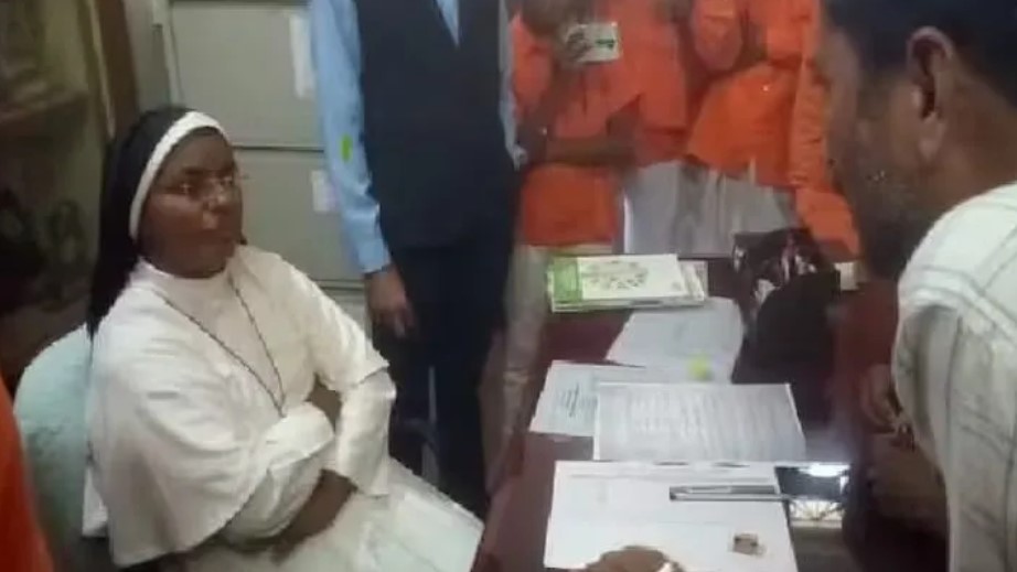 Missionary school stops Hindu student, who took Anjaneya Deeksha, from attending class for wearing saffron attire
