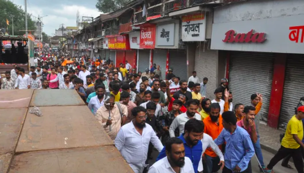 Hindus protesting against ethnic cleansing of Hindus in Bangladesh attacked by Muslim mob