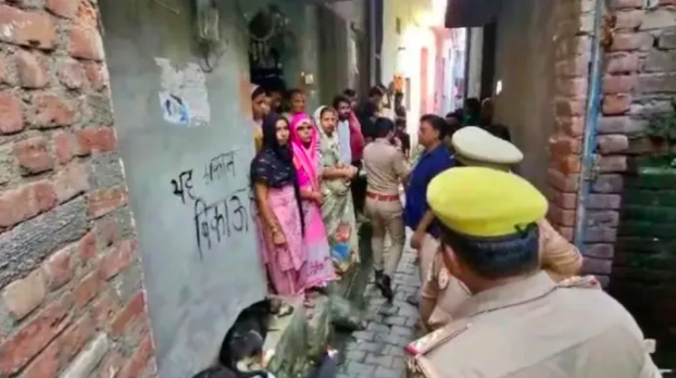 Muslim youth sends Hindu girl obscene messages, mob of 400 Muslims attack her house after she protests