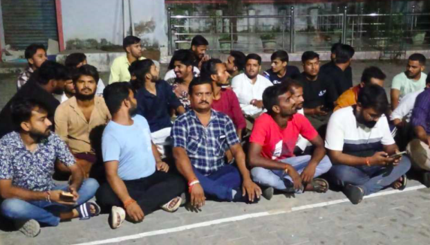 Muslim mob attacks Hindus for using gulal and chanting slogans during Ganesh Visarjan procession