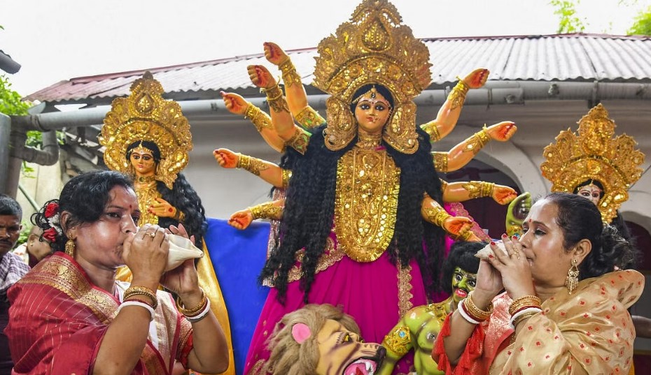 Hindu devotees attacked during Durga idol immersion in Hyderabad; eggs and stones hurled at procession, idol desecrated