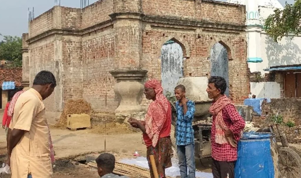Muslim mob obstruct construction of a road meant for facilitating Chhath puja claiming the land belongs to Mosque