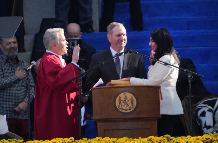  Lieutenant Governor of Maryland Aruna Miller takes oath on Bhagwad Gita, IAMC attacks for "promoting Hindutva"