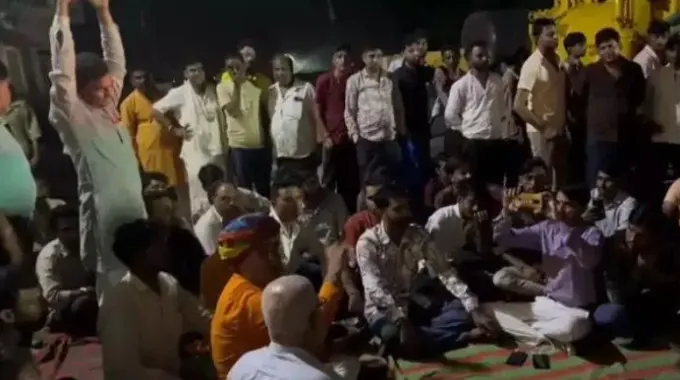 Hindu procession attacked while passing near Jama Masjid, stones pelted from inside the mosque