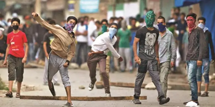 Hindus celebrating India's victory over Pakistan in cricket match attacked with stones by Muslim mob
