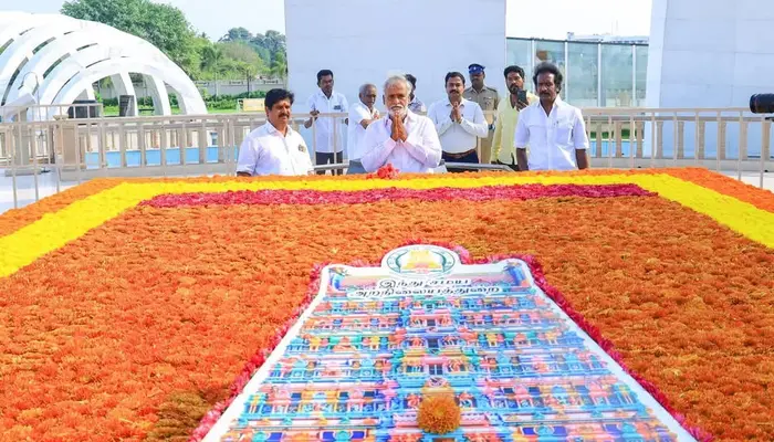 Deliberate attempt to insult Hindus; replica of Srivilliputhur temple gopuram installed atop former political leader's burial site