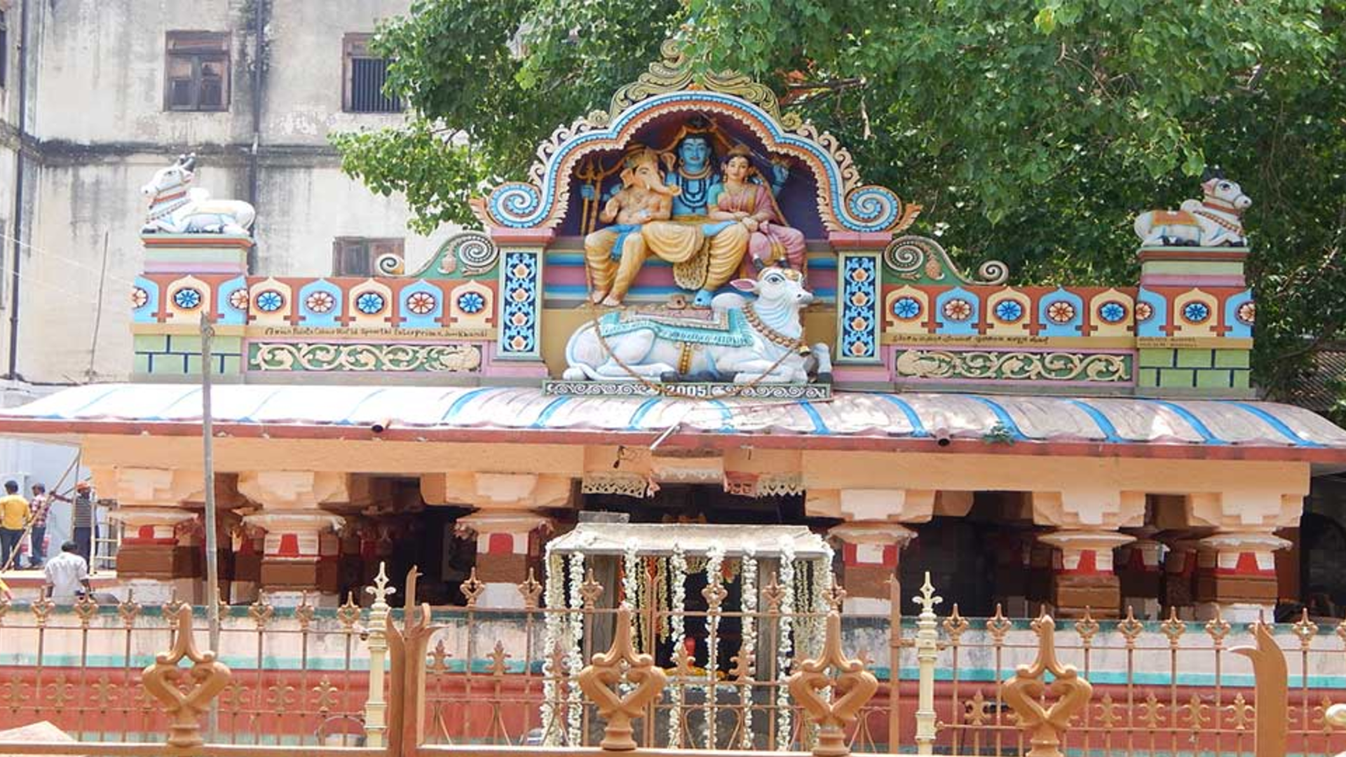Muslim men make disparaging remarks inside temple, distribute Islamic pamphlets, lure Hindus to convert to Islam