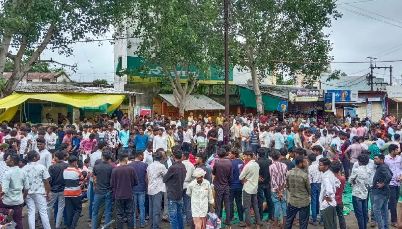 Hindu man associated with a Hindu organisation threatened by Muslim man during Eid-e-Milad-un-Nabi procession