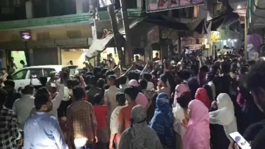 Hindus subjected to threats: Muslim mob chants Sar Tan Se Juda slogans near Hindu temple over false news of removal of 'I Love Mohammad' poster
