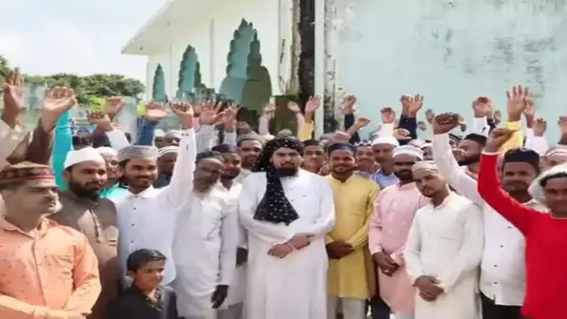 Anti-Hindu speech: Muslim cleric makes derogatory remarks against Hindus amidst chants of "I Love Muhammad" by Muslim crowd